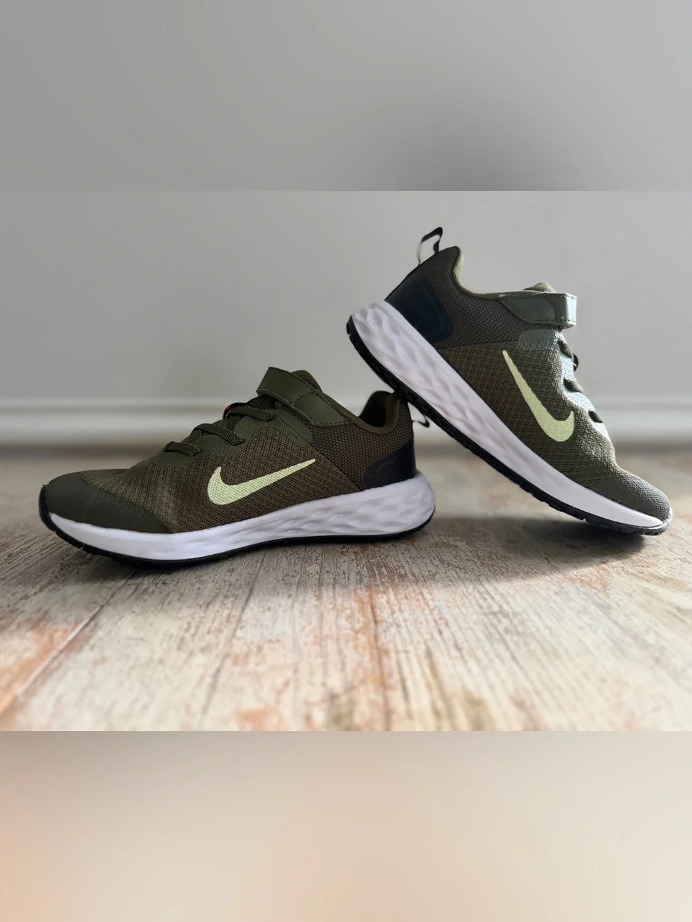 Nike Revolution 6 Rough Green Barely Volt Sneakers Kids 1Y Easy On Running Boys
